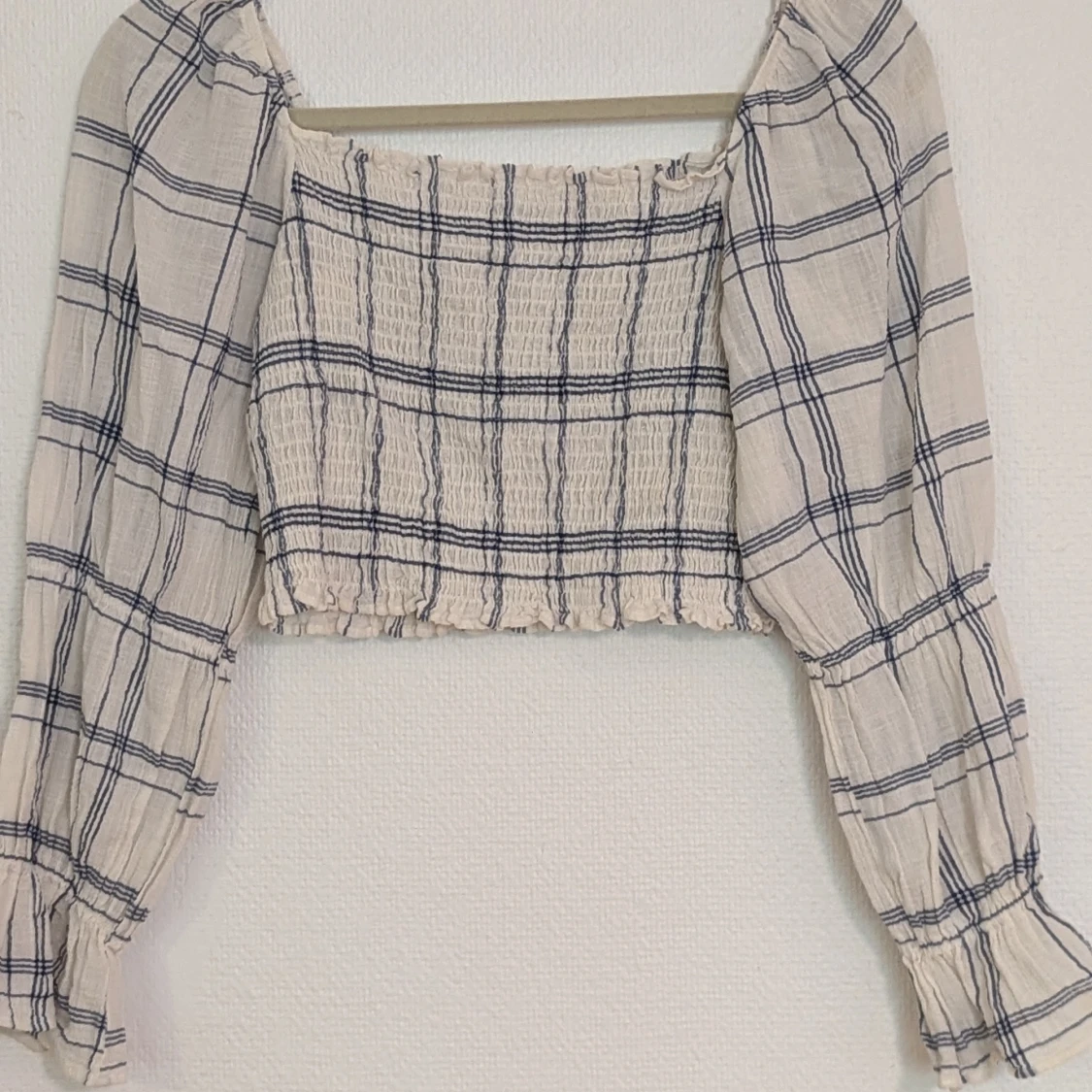 Rutig blus med långa ärmar