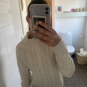 Stickad tröja - Säljer denna stickade tröjan från Lindex då den inte kommer till användning. Aldrig använd och pris går att diskuteras💓