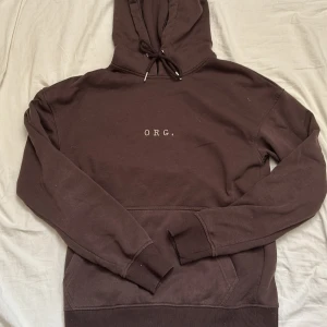 Brun hoodie - Brun hoodie från jack and jones originals Storlek XS men passar även S. Väldigt bra skick och har endast använts ett par få gånger