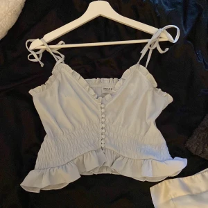 Topp - Otroligt söt topp köpt i Stockholm. Står M på men skulle beskriva mer som S.  Använt få gånger