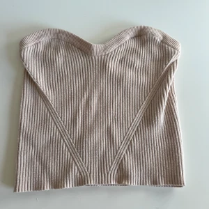 Beige bandeau  - Beige bandeau topp från bikbok! 🤎