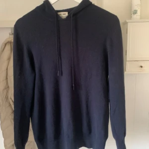 Soft goat hoddie - Säljer min soft goat hoddie ett hål på ena armbågen som är sytt annars väldigt bra skick