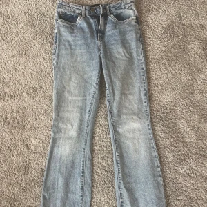 Blå jeans med slits  - Säljer nu mina  jeans med slits inköpa från vero moda då jag vuxit ur dom🩷Knappt andvända!  Storlek:25/30  Köparen står för frakt 💗 Inköpa för 499:-