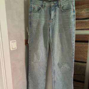 Raka jeans från Gina Tricot i storlek 34 mid/low waist, väl använda men fortfarande i fint skick.  Pris 275 + frakt 