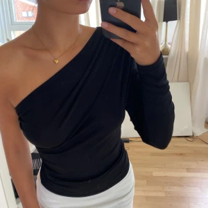 Fin fest tröja  - Säljer denna tröjan från ginatricot som inte kommer till användning längre. Har en extra axelvadd för att skapa mer form. Hör av er vid frågor🍒