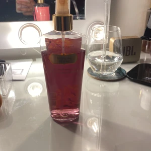Victoria secret body mist - Discontinued Victoria secret body mist, knappt använd nypris 500-600.