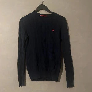 Morris tröja  - Säljer min Morris tröja då den är för stor. Storleken är M men passar s också. Hör av dig om frågor eller annat. Matchar priset på en likadan.