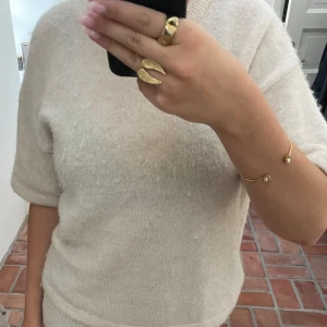 Stickad kortärmad tröja - Bra skick förutom att den är lite nopprig. Skriv vid frågor!💓