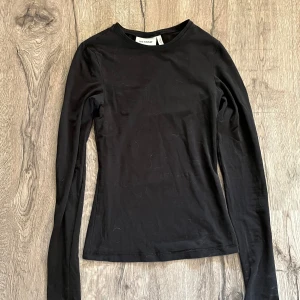 Svart långärmad topp  - En svart långärmad, väldigt tajt topp/långärmad t shirt från Weekday utan tecken på användning! Nypris 230 kr. Kom privat för funderingar.💕DISKUTERBART PRIS!