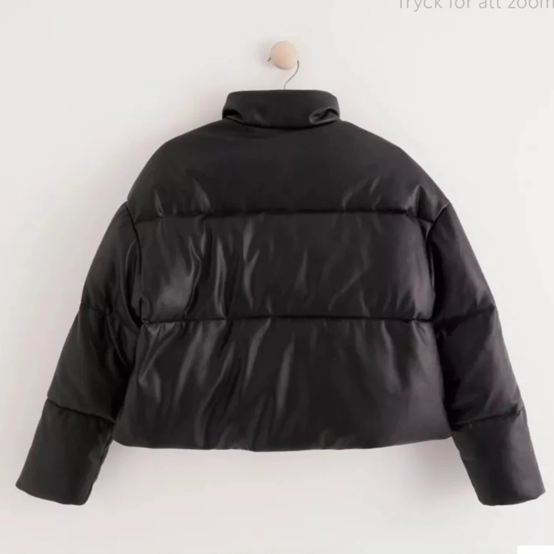 Vadderad jacka i läderimitation - 90