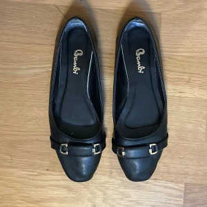 BALLERINASKOR  - Så snygga ballerinaskor med gulddetaljer! Storlek 39 men skulle säga att de passar 38😁