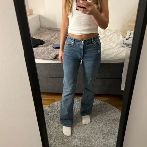 Lågmidjade jeans - Lågmidjade blåa jeans, jättesköna och fina men har inte kommit till användning för mig tyvärr🩷🩷
