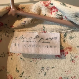 Blommig blus - Fin blus med blommönster i gult och rött. Saknar en knapp tyvärr, annars fint skick. Tveka inte att ställa frågor. Priset är diskuterbart så lägg gärna prisförslag☺️