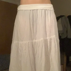 Lång sommar kjol  - Använd 1 eller 2 gånger  Går ner till fötterna, jag är 170  Från lager 157 