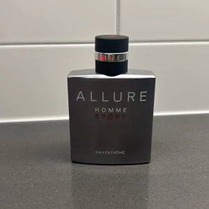 Chanel allure home sport - 100 ml flaska luktar gott. 60 ml kvar i den