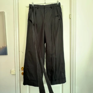 Ann De Mulemeester Relaxed Wool Byxor - Oanvända byxor från legendariska Ann De Mulemeester köpta från deras SS22 kollektion. De är straightlegged med lite utsvängda ben mot botten och sitter som modellbilderna inkluderade i annonsen.   Använda två gånger.  Storlek L 