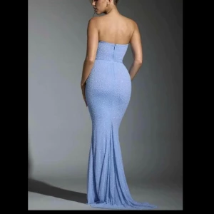 Festklänning Oh polly - Jättefin festklänning från oh polly. Klänningen hade ett litet hål som nu är lagat och inte syns alls på. Är du intresserad skicka ett meddelande så skickar jag en bild 🫶🏽  Klänningen är i UK 10 vilket motsvarar storlek 38.