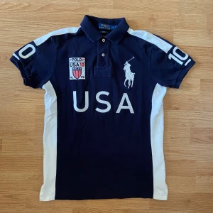 Ralph Lauren USA Polo/Pike - !skicka bud för snabb affär! Fet Ralph Lauren usa piké, storlek S. Super bra skick. Sädd på hackle. Skriv om ni undrar någonting eller om ni vill ha fler bilder 📲