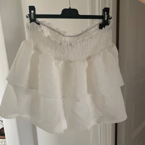 vit volang kjol - såld💗