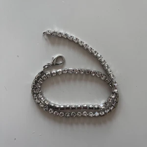 Tennis Halsband 55cm - Riktigt fett Tennis halsband, bra skick 9/10 knappt använt! Längd 55 cm långt!💯 Pris går att diskutera vid snabb affär!🙌🏻