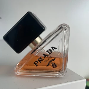 Prada paradoxe parfym - Säljer min Prada paradoxe parfym i 30ml. Lite mindre än halva är använd.