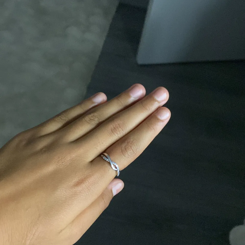 Jag säljer denna ring för att den inte kommer till användning, den är i jätte fint skick och det är inga skador, ringen är äkta diamanterna med, pris kan diskuteras💕. Accessoarer.