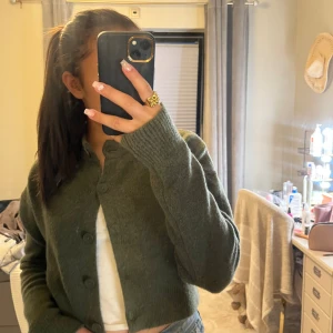 Kofta  - Säljer denna AS SNYGGA kofta för endast 200kr😍! Aldrig använd. Perfekt nu till våren, speciellt men den gröna färgen 😍