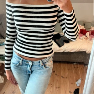 Svart och vit randig off shoulder tröja - Jättefin tröja som funkar till alla tillfällen