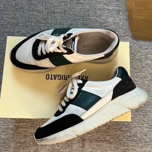 Axel Arigato Genesis 41 - Storlek 41 Smutsig och lite repig vid hälen, men i bra skick Utan låda 