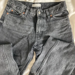 Lågmidjade keans - SIPER SNYGGA lågmidjade raka jeans. Använda men i bra skick och så fina. Köpta för 500kr. Fråga bara om ni har funderingar 💗💗💗