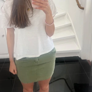 Grön minikjol i denim - Säljer denna jättefina gröna denimkjol🩷 så fin och i bra skick!