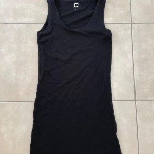 Svart linne - Svart linne från Cubus i fint skick.  Linnet är i storlek extra small och har en lång passform (det är nästan som en kortare klänning.) För övrigt är linnet stretchigt och ger därav en bekväm passform.