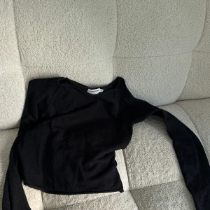 Svart långärmad tröja - En svart långärmad ifrån NAKD X CLAIRE ROSE