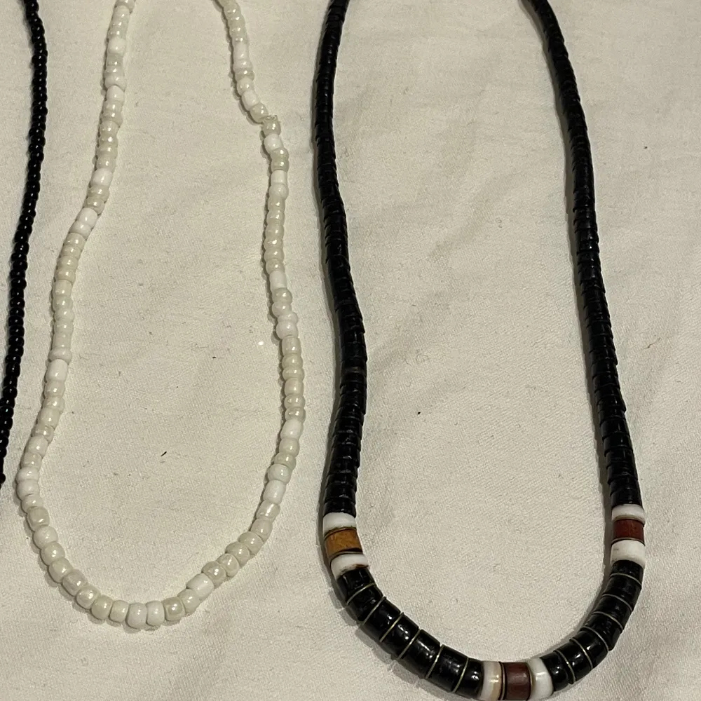 Pärlarmband och halsband i olika färger, 5 kr styck⭐️. Asusteet.
