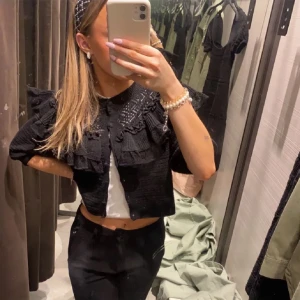Svart kofta - Säljer nu min jätte fina svarta kofta från zara, den är i bra skick och knappt använd, säljer då den tyvärr inte har kommit till användning❤️❤️