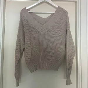 Beige stickad tröja  - Beige stickad tröja från new yorker 