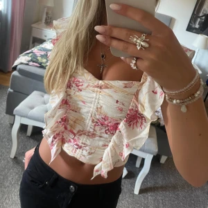 Somrig topp - Supersöt somrig topp med volanger. Helt oanvänd med lappar kvar