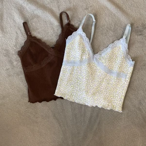 2st crop topp  - 2st likadan linnen. Ända skillnaden är att dom har olika färger och mönster. Båda två för 25kr.