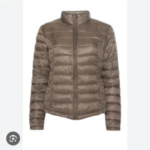 Beige jacka - Snygg beige jacka! (Samma modell som första bilden, men färgen skiljer lite- se bilder) Perfekt till hösten 🍂Använd ett fåtal ggr. Inga defekter. Säljs då den inte kommer till användning längre <3 