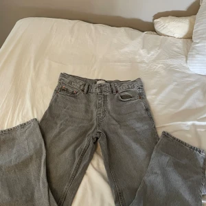 Grå jeansbyxor - Ett par grå jeansbyxor. Byxorna har en klassisk design med raka ben och normal passform.