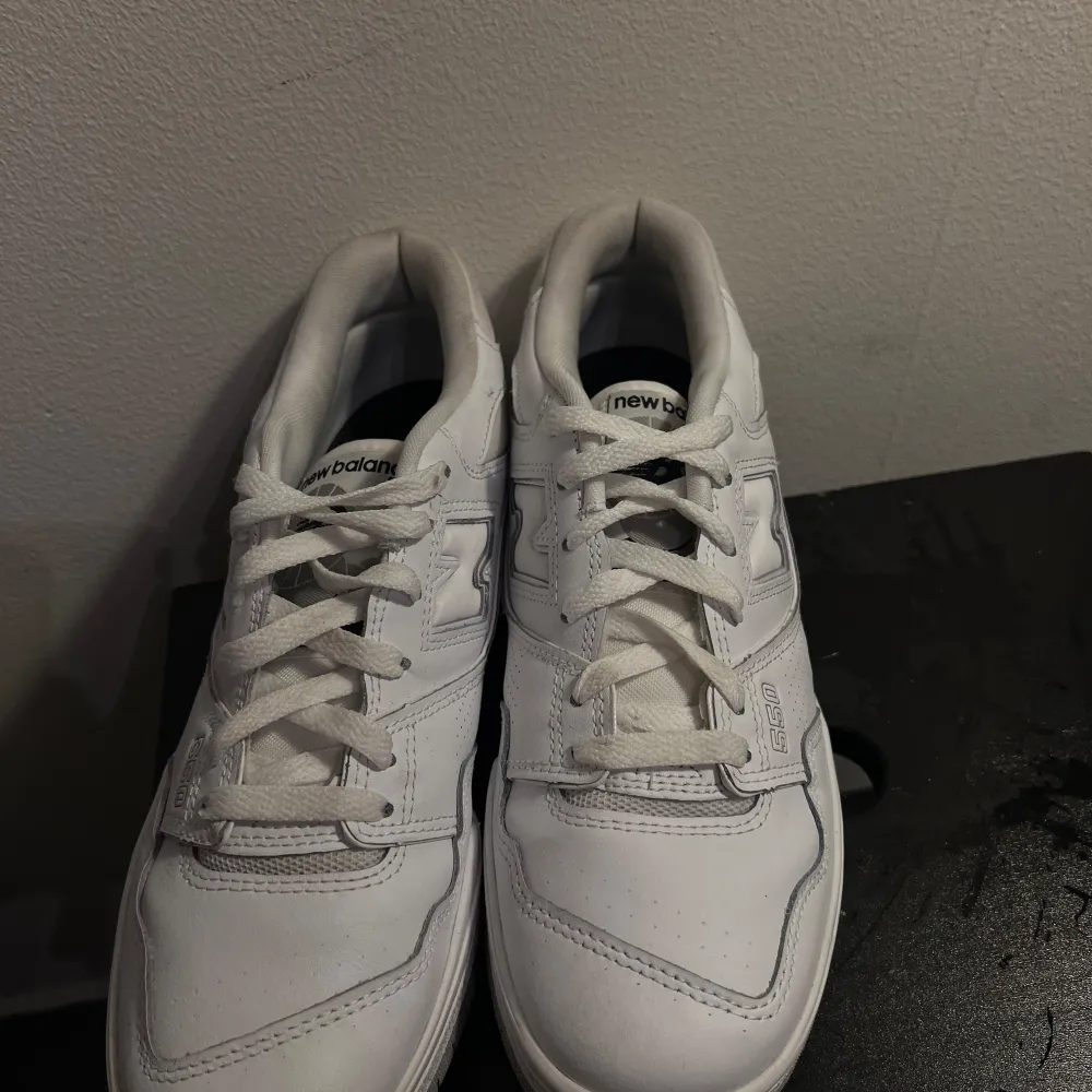 Tja! Säljer mina sprillans nya new balance 550 i färgen vit! Skorna är i storlek 42 men passar också 43. Har använt de en gång när jag köpte de så i stort sett har skorna inga tecken av användning.Skriv gärna vid fundering!😁Nypriss 1699. Mötas sthlm!. Skor.