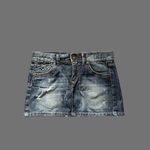 Y2K minikjol  - otroligt snygg minikjol från 2000 talet! 😍 passar till allt! midjemått: 39cm, längd: 28cm PS. GÅ IGENOM MITT KONTO NI KOMMER HITTA MÅNGA Y2K OCH VINTAGE PLAGG!