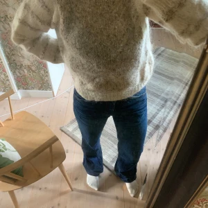 Fin varm  stickad tröja  - En superfin beige och benvit stickad tröja, uppskattad storlek S   Kan skickas eller hämtas i Umeå🔆