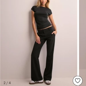 Lågmidjade kostymbyxor - Jättesnygga lågmidjade kostymbyxor från Nelly. Lite noppriga