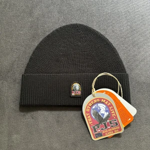 Sprillans ny para jumpers mössa - En helt ny para jumpers mössa till det bästa priset, oanvänd och prislappen sitter kvar. Vid fler frågor är det bara att skriva