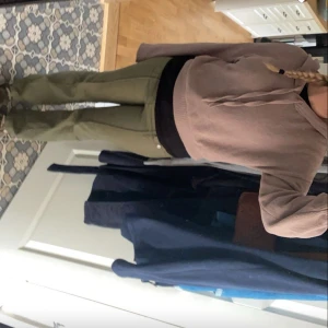 Lowaist gröna byxor - Jättefina lowaist byxor som endast är använda ett fåtal gånger. Säljer då dem ej kommer till användning.  Jag använder vanligtvis strlk 40 i jeans men dessa i 42 funkar bra. Jag är 173 cm lång och byxorna passar bra i längden som man kan se på bilden