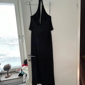 Zara klänning  - Oanvänd klänning med lappen kvar storlek S andra bilden är lånad för referens