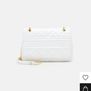Valentino väska - Vit valentino väska Använd fåtal gånger Ord. Pris ca 1500kr