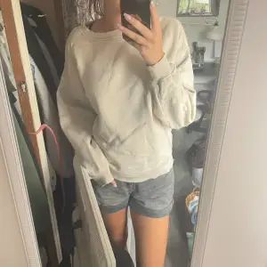 En vanlig sweatshirt från lindex den är i storlek s men passar mer oversized. Säljer då jag har rensat garderoben och kommer lägga upp en del annonser!