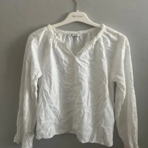 Vit blus - Vit blus från Cubus, endast använd en gång, storleken är liten men plagget är ganska stort och passar för äldre💞 